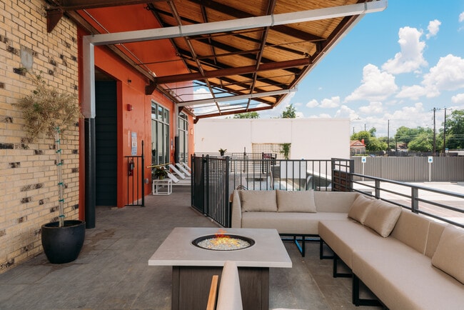 Building Photo - 210 W Peden Alley