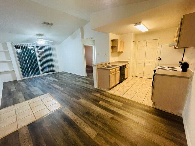 Foto del edificio - 8813 Latrec Ave