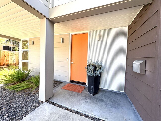 Building Photo - Beautifully Updated 5-Bedroom Home coming ...