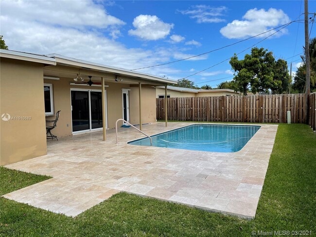 Building Photo - 8420 Sunset Strip