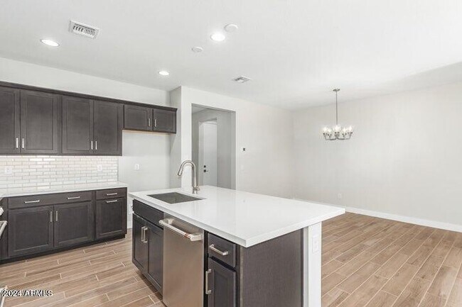 Foto del edificio - 17625 W Colter St