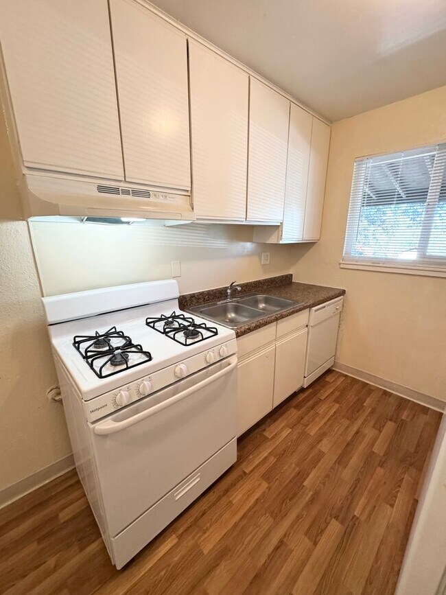 Foto del edificio - Move-in Incentive $50 OFF: 1 Bedroom | 1 Bathroom | Private Patio + Small Yard SEE VIDEO