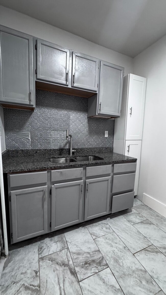 Building Photo - 306 N 5th St