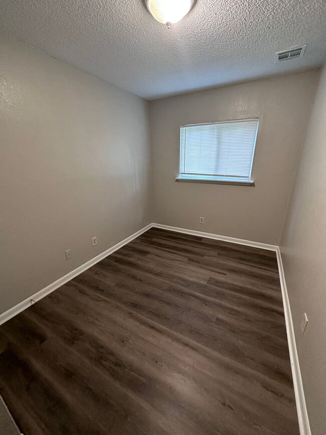 Foto del edificio - $695 - Accepting SECTION 8/ Housing Voucher 3 bedroom / 1 bathroom - Newly remodeled Apartment