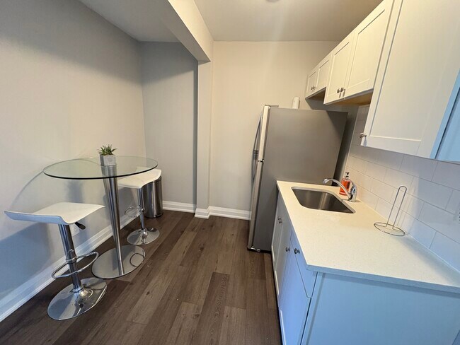 Building Photo - Furnished Unit In Small 6 Unit Building