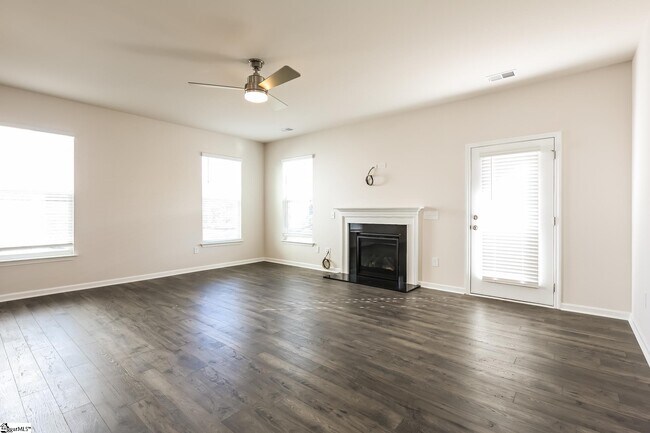 Foto del edificio - 562 Hillpark Ln
