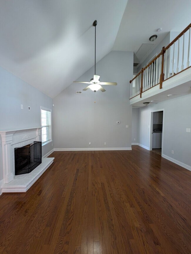 Building Photo - 4 Bedroom! Private Pool!
