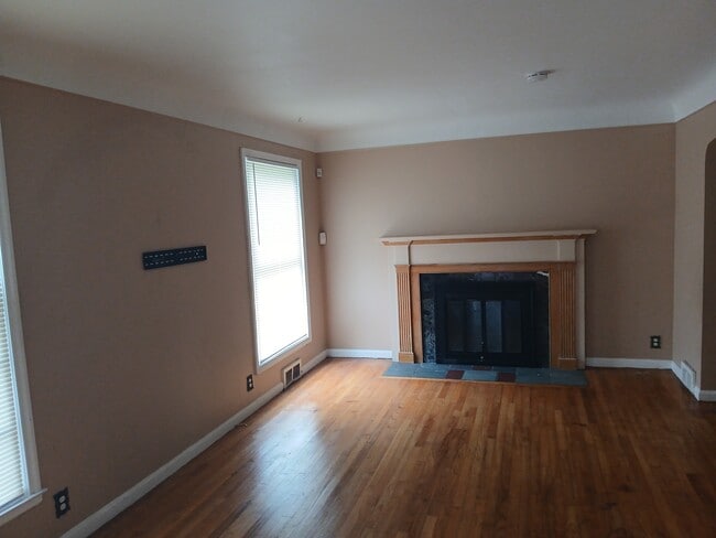 Building Photo - 14200 Stahelin Rd