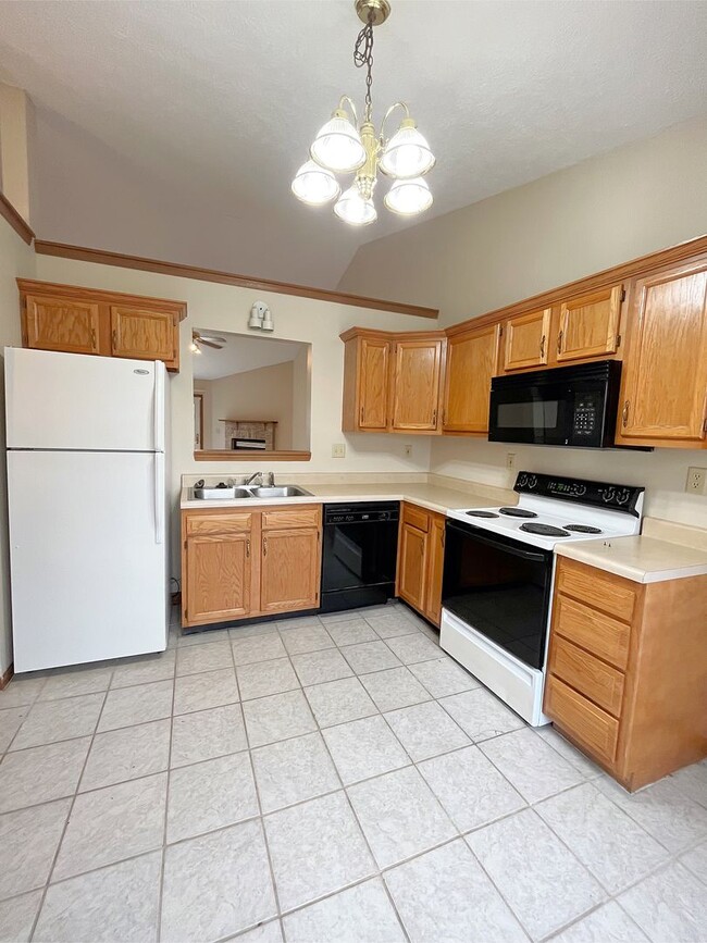 Building Photo - Large 2 Bedroom Condo