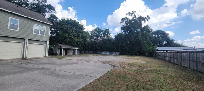 Building Photo - 2000 Blalock Rd