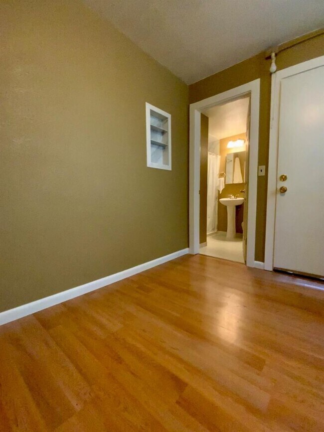 Building Photo - Absolutely ADORABLE 2/2!!  Please read ent...