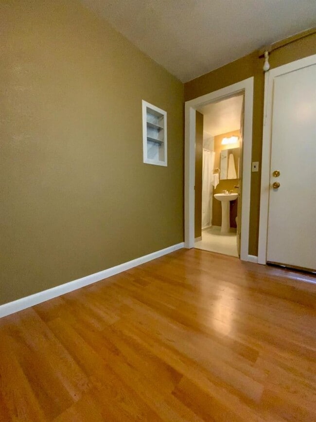 Photo - Absolutely ADORABLE 2/2!!  Please read ent... House