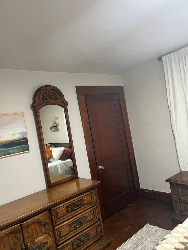 Building Photo - 212 Smith St