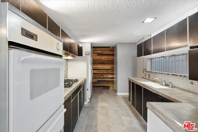 Building Photo - 1430 Benedict Canyon Drive