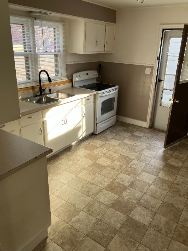 Building Photo - 406 13th St S