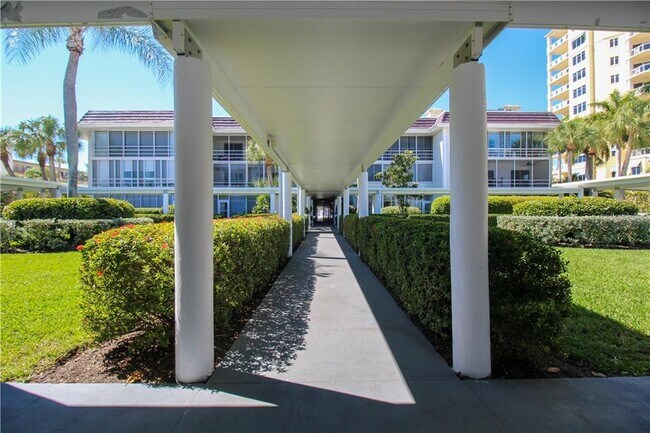 Foto del edificio - 2100 Benjamin Franklin Dr