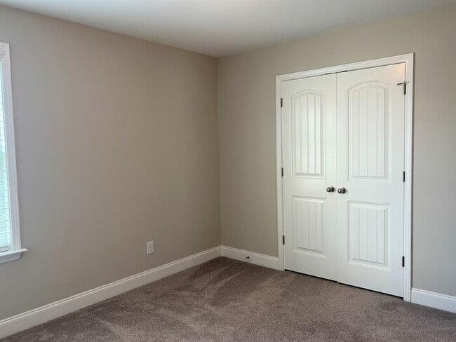 Building Photo - Available NOW - Stunning 4 Bedroom 2.5 Bat...
