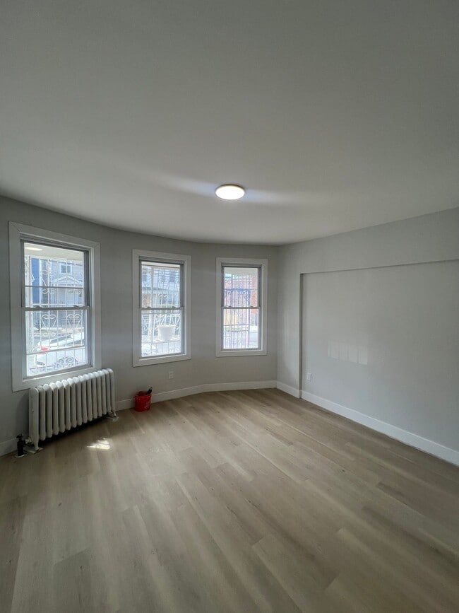 Building Photo - 577 13th Ave