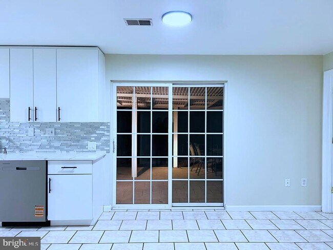 Foto del edificio - 8186 Paper Birch Dr