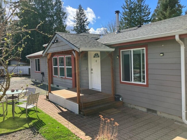 Spacious 3 bed 2 bath home on large lot - Spacious 3 bed 2 bath home on large lot