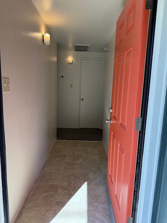 Building Photo - Charming Pet Friendly 3-Bedroom in Quiet C...