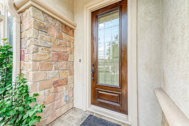 Building Photo - 931 W 23rd St