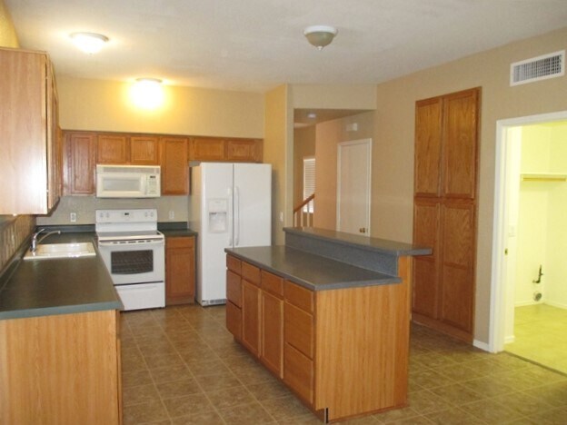 Foto del edificio - 16251 W Madison St