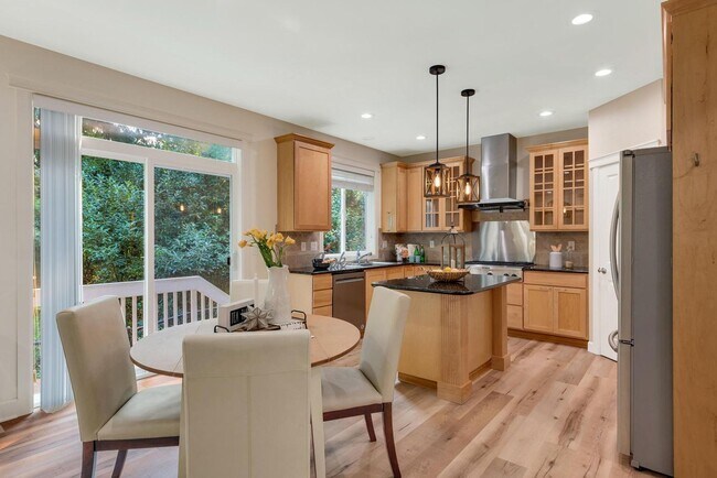Foto del edificio - Updated 4 bedroom house on quite cul-de-sac