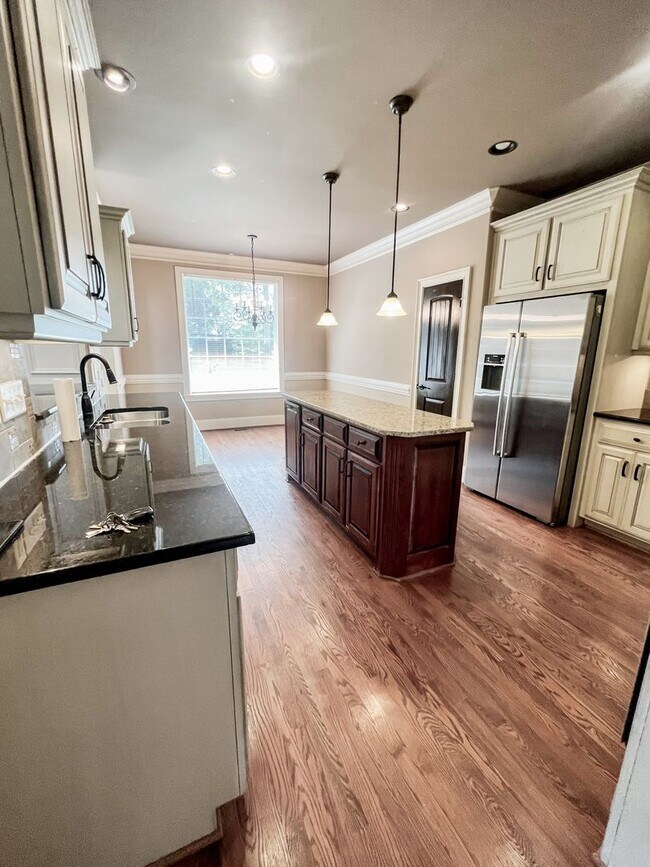 Foto del edificio - Beautiful 4-Bedroom Home with 2-Car Garage