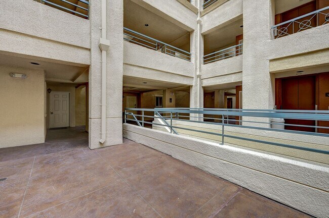Foto del edificio - 270 E Flamingo Rd