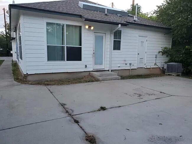 Building Photo - 203 E Pecan St