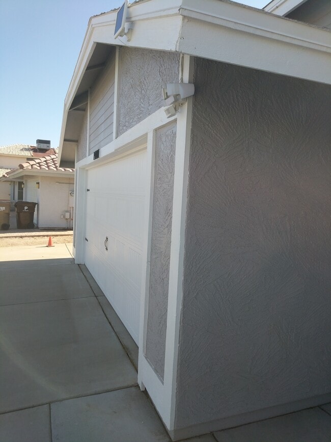 Building Photo - 14101 N 78th Dr