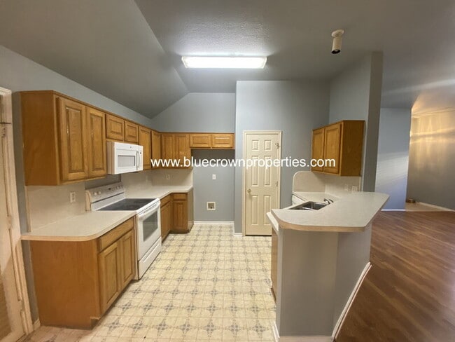 Building Photo - 1321 W Branch Hollow Dr