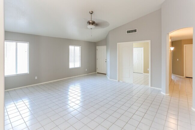 Foto del edificio - 6723 E Minton St