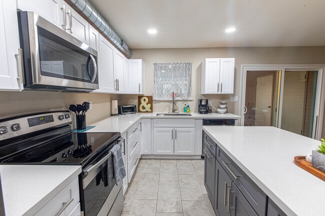 Building Photo - 2812 S Mill Ave