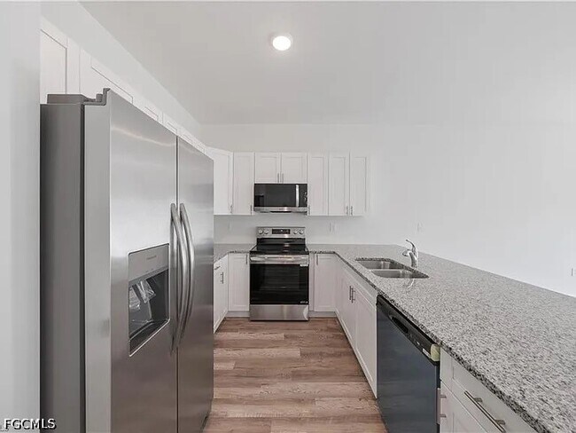 Foto del edificio - 2206 Leda Ave S