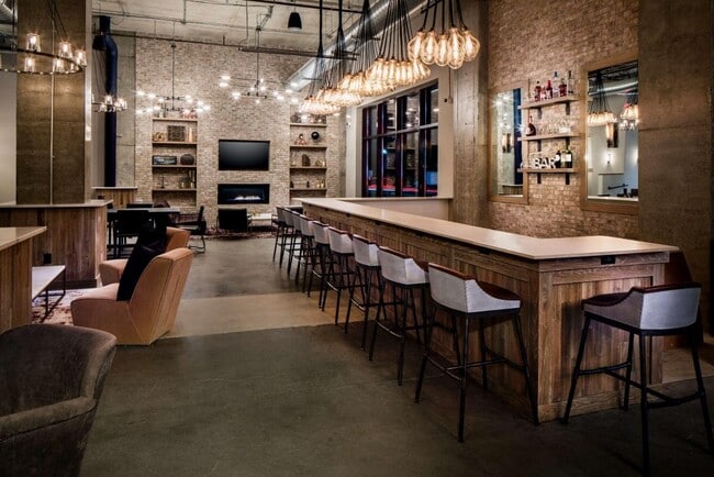 Bar del primer piso - 80 E Milton Ave