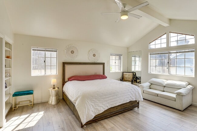 Building Photo - 2106 Nelson Ave