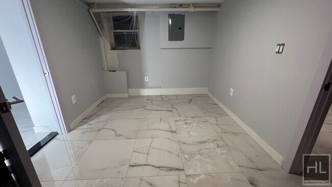 Foto del edificio - GUT RENOVATED  BEAUTIFUL 2 BEDROOMS EAST 4...