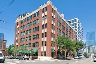 Building Photo - 812 W Van Buren St