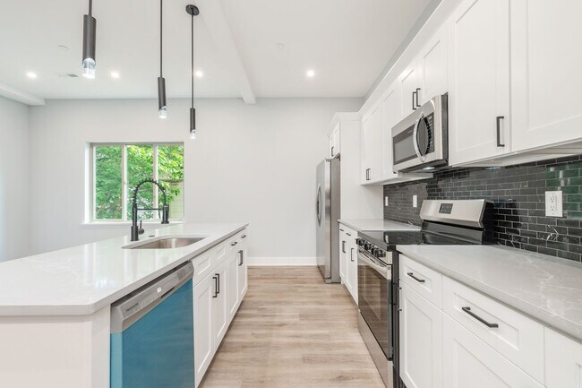 Foto del edificio - New 2 Bedroom Apartment in Modern Building! Now Offering 1 Month FREE on a 12 month lease!