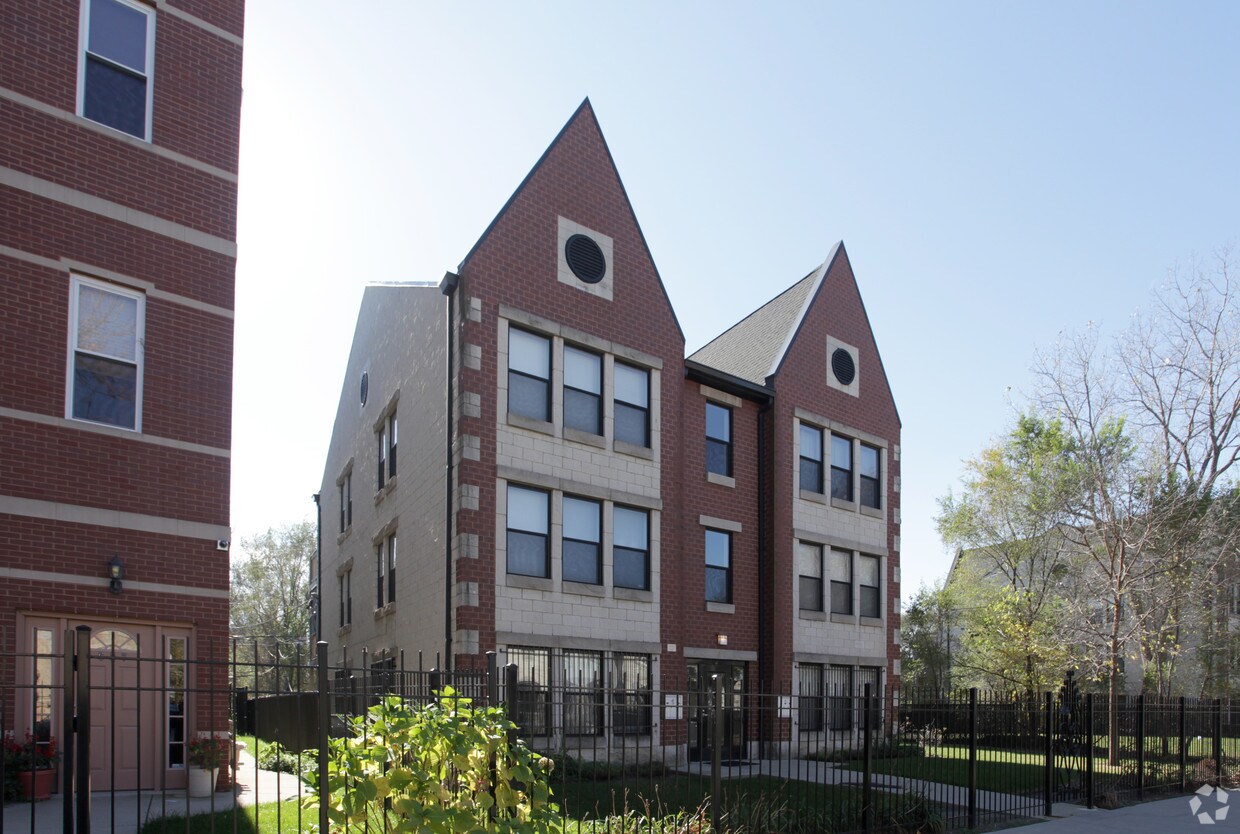 Primary Photo - 635 E 41st St