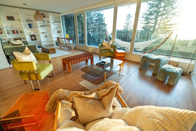 Building Photo - 1072 Keeler Ave