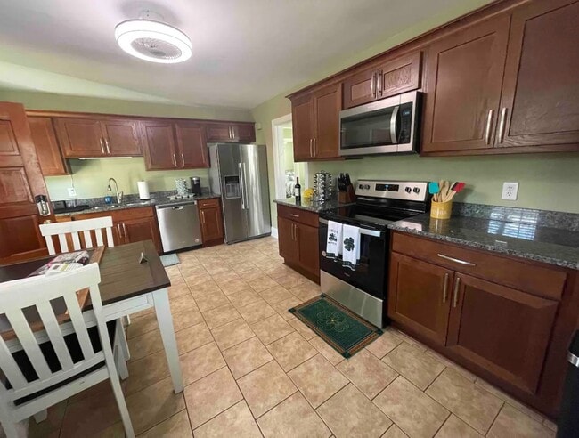 Building Photo - Home Convenient to Shops and Restaurants, ...