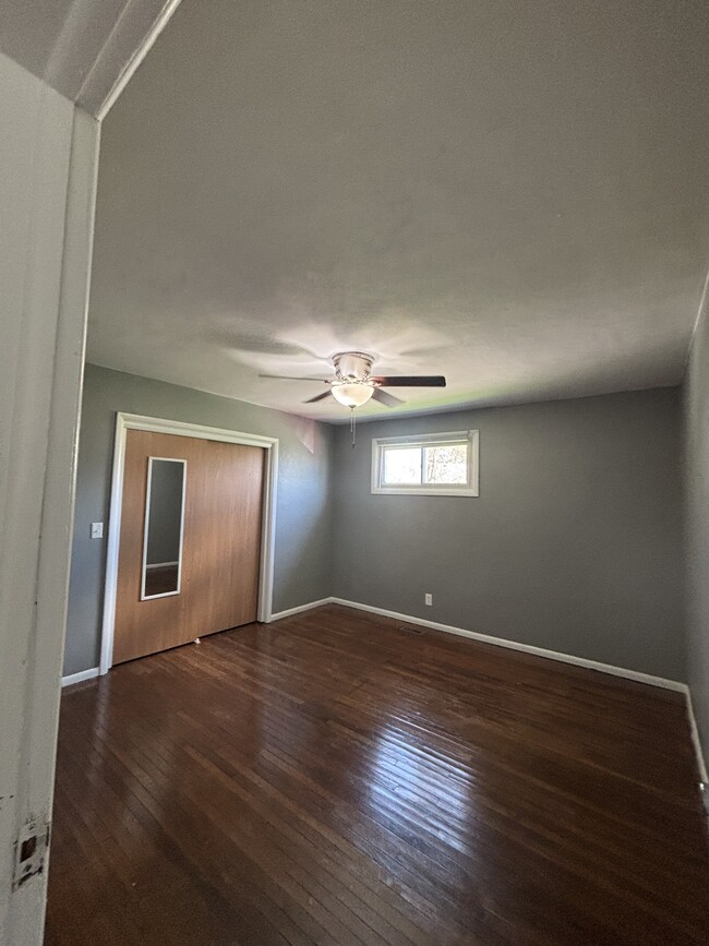Large main bedroom with large closet - 864 Harlan St