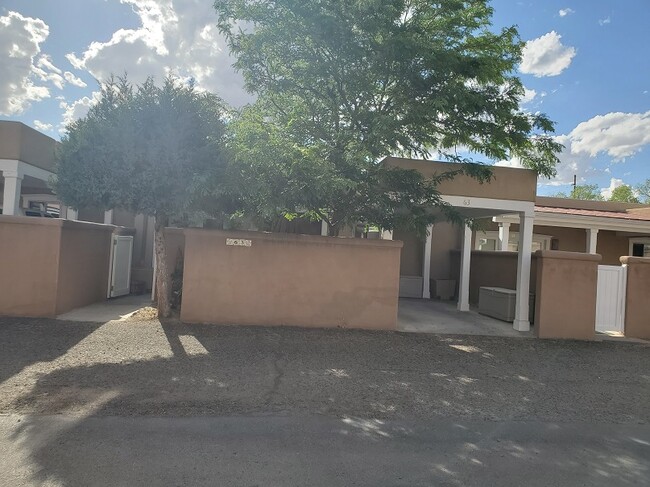 Foto del edificio - 663 Bishops Lodge Rd