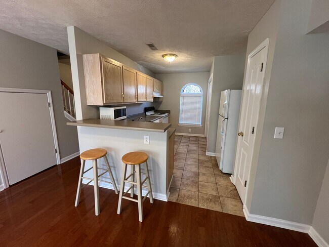 Building Photo - Nice 2 Bedroom, 2.5 Bath Townhome - Close ...