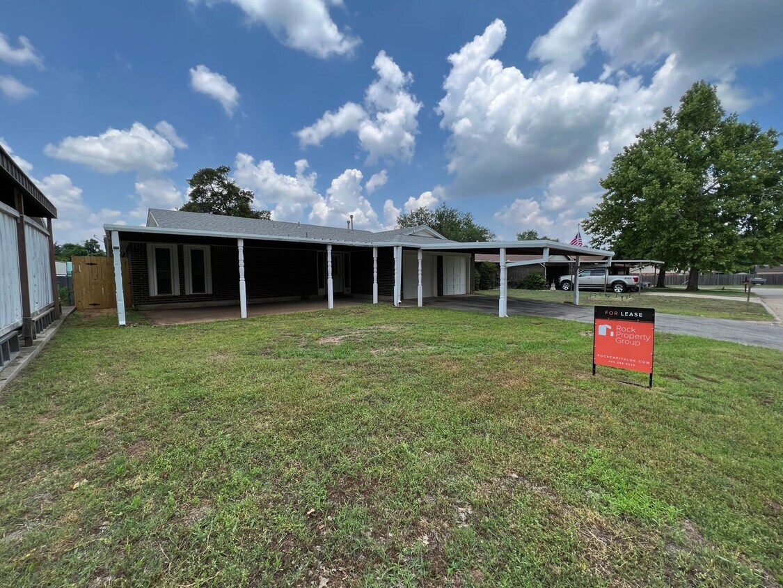 Primary Photo - 3 Bedroom/2 Bathroom Home with Covered Pat...
