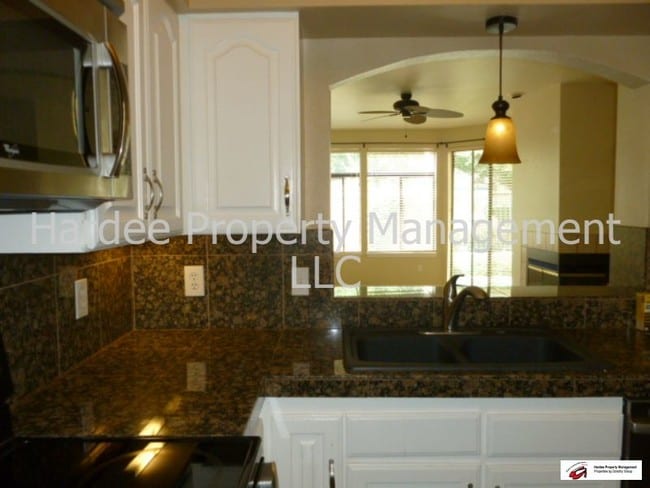 Building Photo - 905 E Riverpark Ln