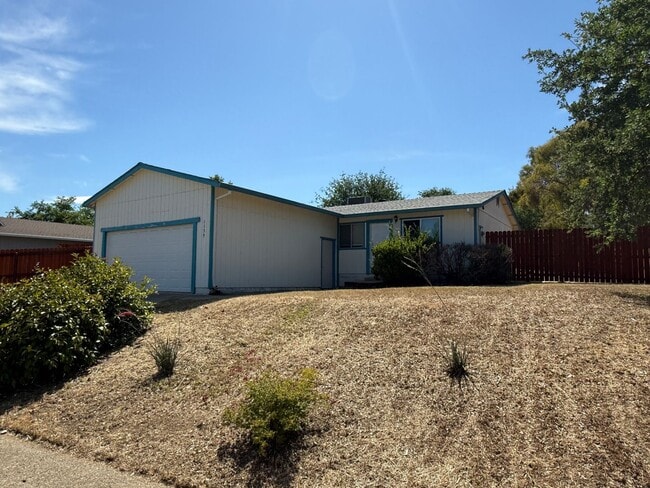 Building Photo - 3 bedroom, 2 bathroom home located in the ...